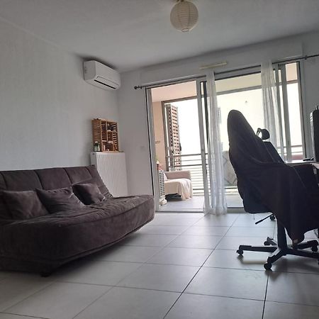 Appartement T2 Avec Terrasse, 5 Min De La Plage Frejus Luaran gambar