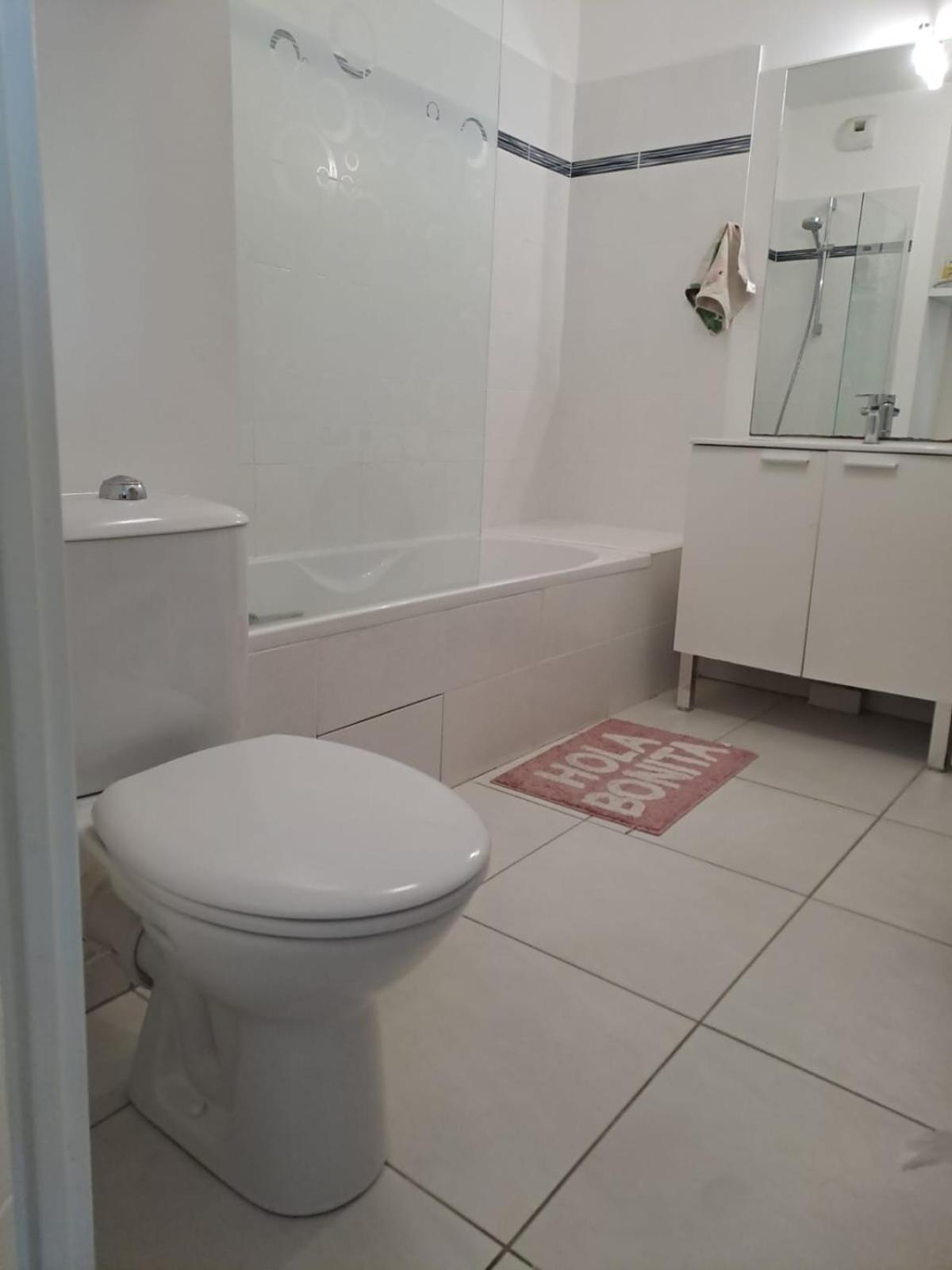 Appartement T2 Avec Terrasse, 5 Min De La Plage Frejus Luaran gambar